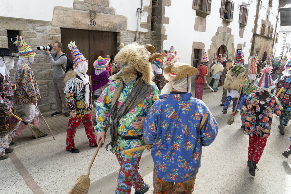 Txatxuak arrapaladan atera dira kalejirara.