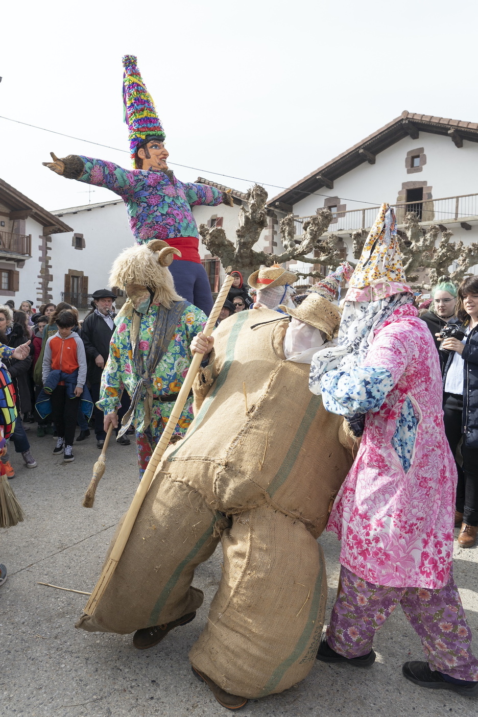 Miel Otxin eta Ziripot gainontzeko pertsonaiekin irten dira kalejiran.