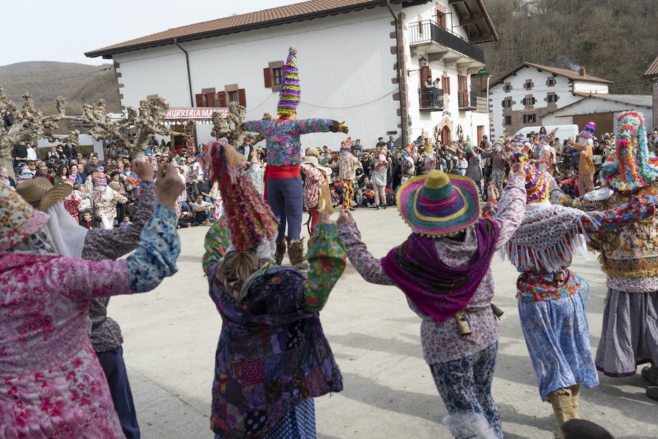 Lantzeko zortzikoa dantzatu dute txatxuek plazan.