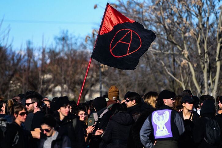 Un símbolo anarquista, en la protesta ante la cárcel de Opera.