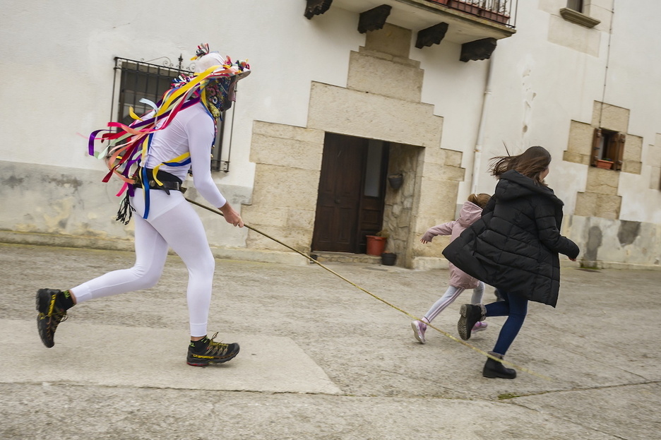 Herritarren atzetik ibili dira mamoxarroak Unanun.