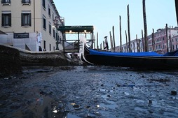2023ko otsailaren 20an ateratako argazki honek gondola lotuak erakusten ditu Veneziako Kanal Handian, Venezia hiriko itsasbehera gogor baten ostean.