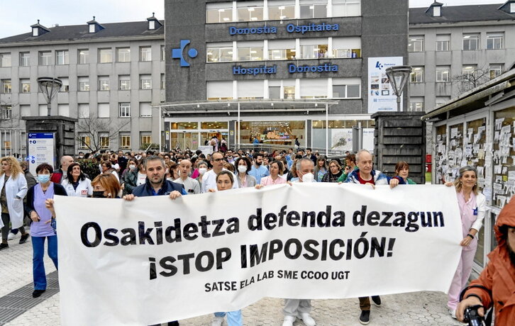 Donostiako ospitaleko beharginek manifestazioa egin zuten atzo.