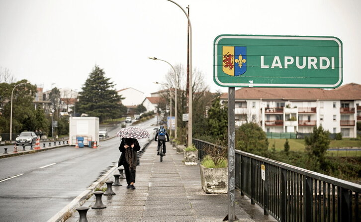 Los puentes sobre el Bidasoa siguen albergando las garitas de la Policía gala, aunque se han relajado algo los controles.
