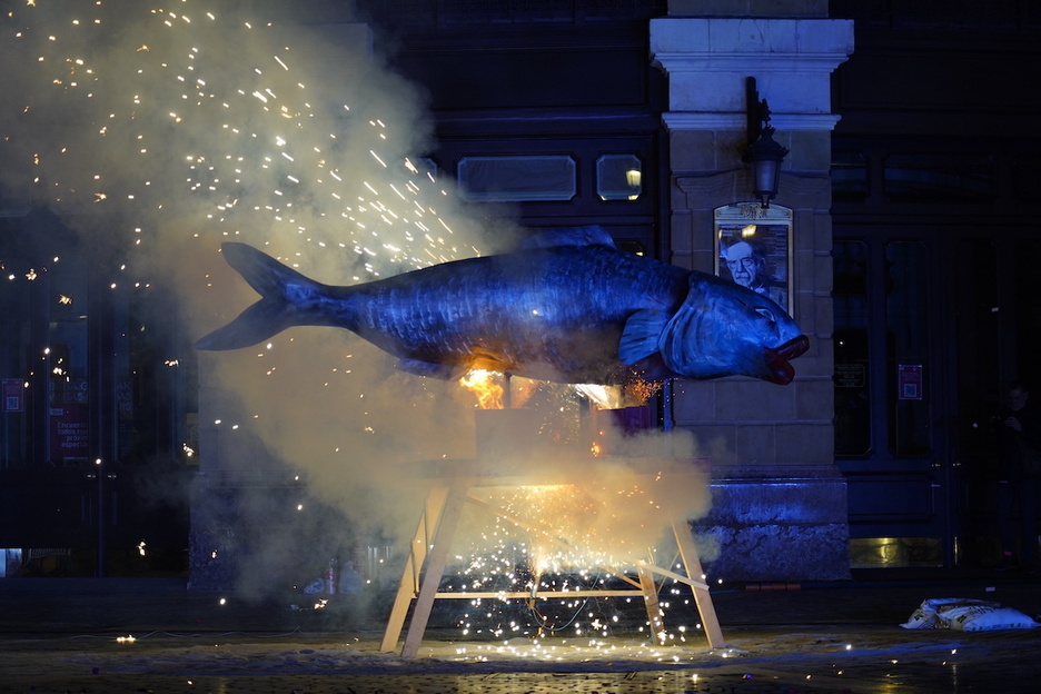 Bilbon, sardinaren hiletarekin itxi dituzte aratusteak.