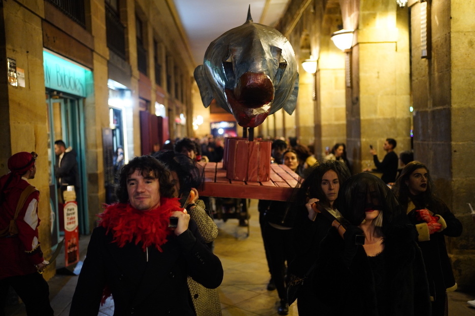 Bilboko Plaza Berrian egin dute sardinaren hileta.