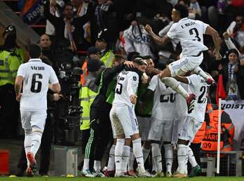 Los jugadores del Real Madrid celebran uno de los cinco goles al Liverpool.