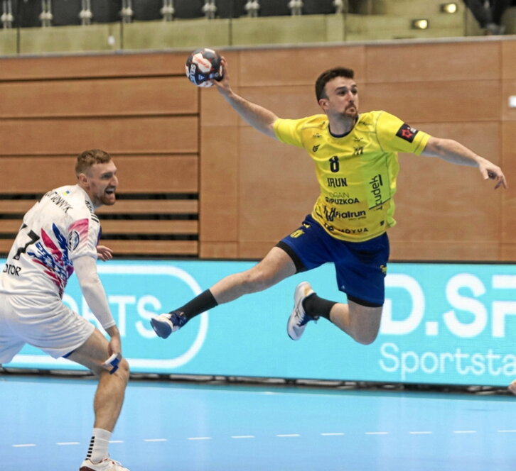 Zabala se dispone a lanzar ante la portería rival.