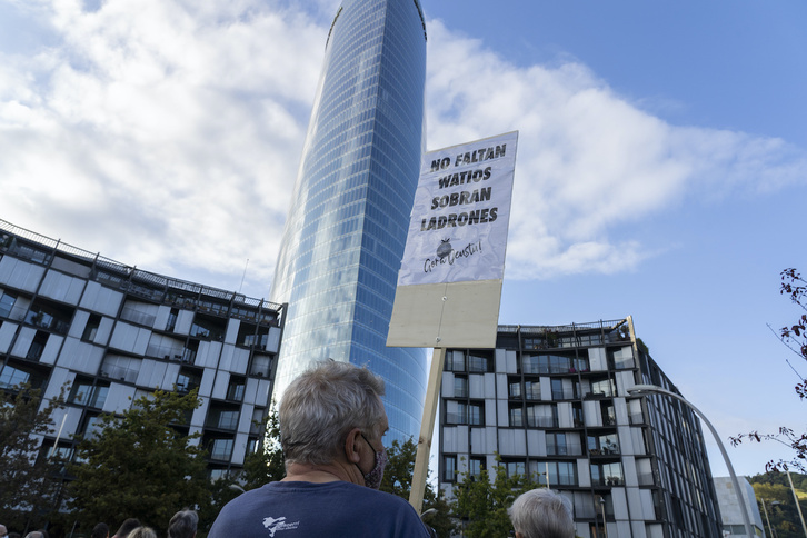 Cartel durante una protesta ante la torre Iberdrola de Bilbo. 
