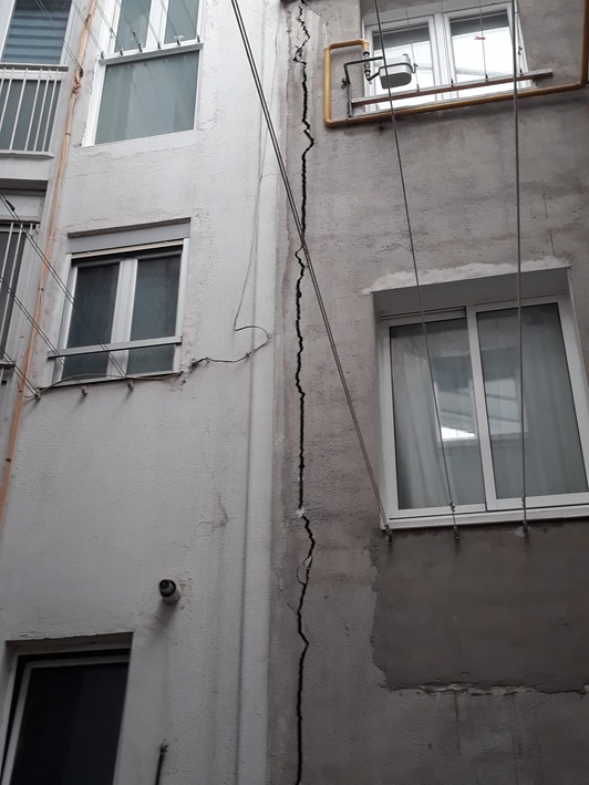 Grieta en el patio de los portales 1 y 1E de la calle Zubieta de Donostia.
