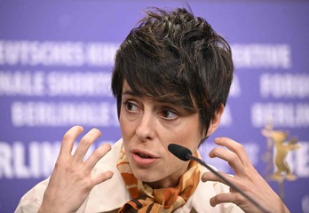 Estibaliz Urresola Solaguren, presenta su película en una rueda de prensa en la Berlinale. 