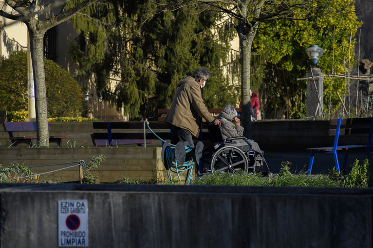Mendekotasuna duten pertsonen zaintza lanetaz arduratzen diren familiako kideei zuzenduta dago udal zerbitzua.
