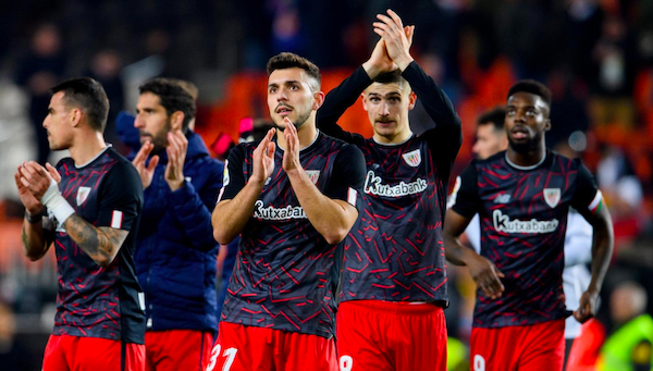 Aitor Paredes, junto a sus compa&ntilde;eros, al acabar el partido de Liga en Mestalla. (@AthleticClub)