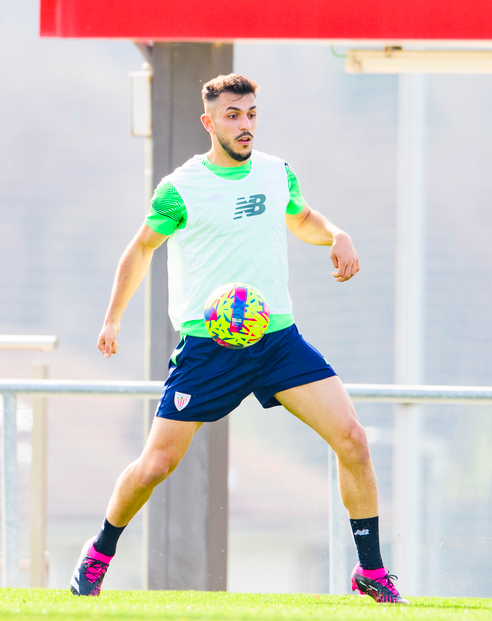 Aitor Paredes en un entrenamiento en Lezama. (@AthleticClub)