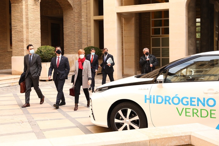 Tapia sailburua, hidrogenoari lotutako ekitaldi batean.