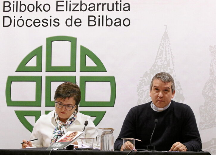 Gemma Escapa y Carlos Olabarri, en un momento de la comparecencia en Bilbo.