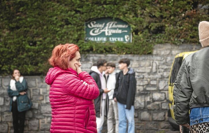 Las familias acudieron a recoger a sus hijos e hijas en una jornada cargada de tensión por lo vivido en el liceo católico.