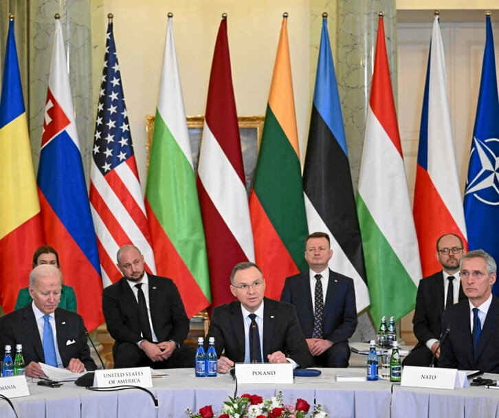 El presidente polaco, entre Biden y Stoltenberg.
