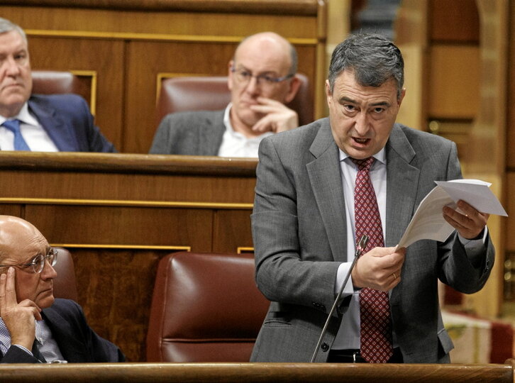 Aitor Esteban pregunta a Pedro Sánchez desde su escaño.