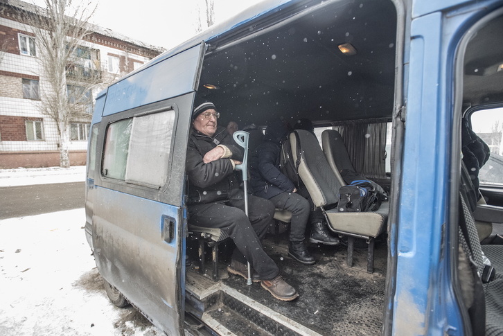 Un hombre espera en la furgoneta de Sasha y Viacheslav a ser evacuado junto a varias personas más de Chasiv Yar, óblast de Donetsk, a Konstantinovska, también en el Donbass. 