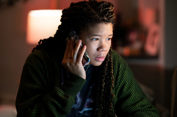 Storm Reid como una joven que practica la teleinvestigación desde su ordenador.