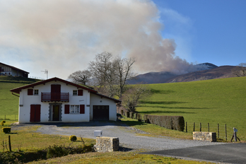Alors que la préfecture avait annoncé un pic de pollution atmosphérique, les écobuages se sont poursuivis.