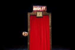Les spectacle "Hamlet en 30 minutes" dure en réalité une heure et cinq minutes.