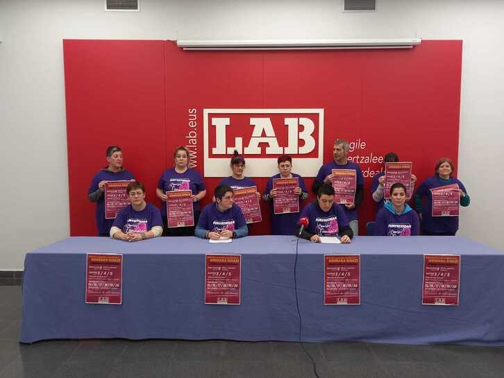 Rueda de prensa de LAB en Bilbo para anunciar 10 días más de huelga en las residencias de Bizkaia