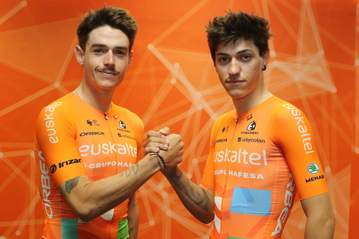 Xabier Mikel y Enekoitz Azparren comparten equipo por vez primera tras toda una vida unidos con la bicicleta.