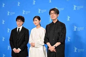Makoto Shinkai, director de ‘Suzume’, junto a la actriz Nanoka Hara y el productor Genki Kawamura.