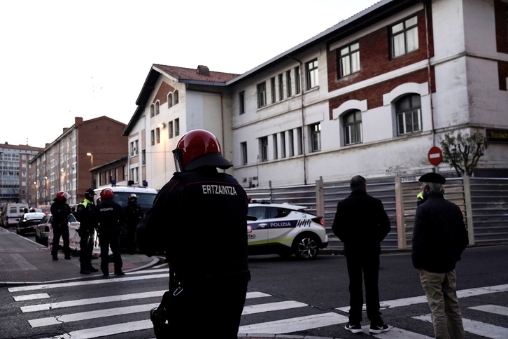 Ertzainas desplegados alrededor de Nagusien Etxea con motivo de su derribo.