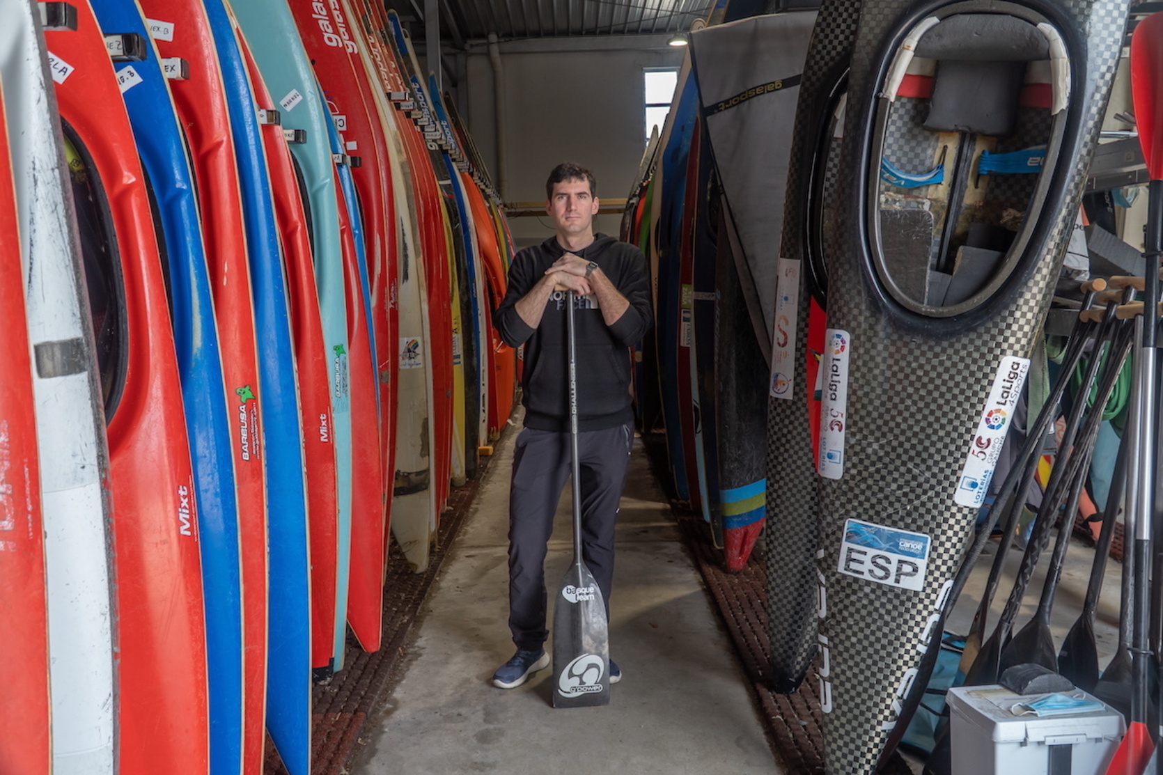 Ander Elosegi, Santiagotarrak klubeko biltegian.