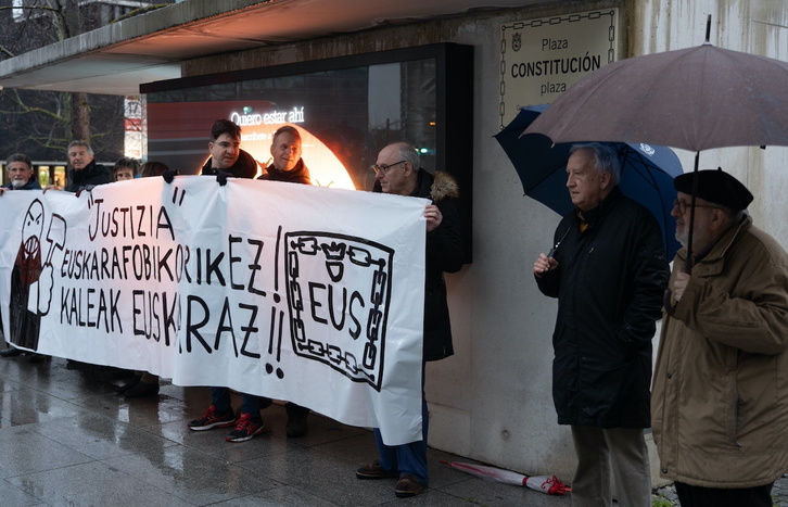 Konstituzio plaza delakoan egin duten elkarretaratzea.