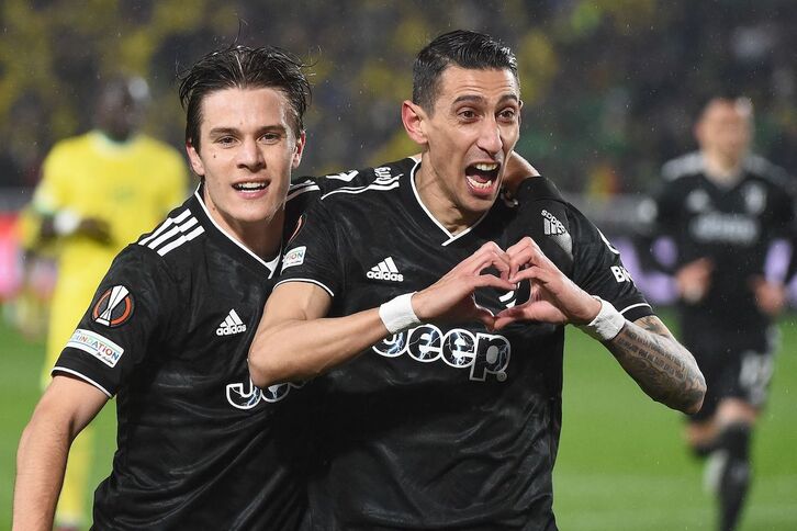 Di María y Fagioli celebran uno de los tres goles del argentino para la Juventus en Nantes.