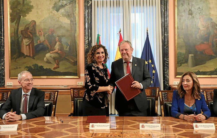 La ministra española Montero y el consejero de Lakua Azpiazu, al firmar el acuerdo ayer ratificado, en noviembre pasado.