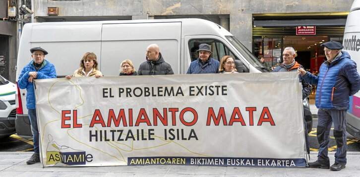 Concentración de la Asociación de Víctimas del Amianto de Euskadi (Asviamie) ante los juzgados de Bilbo.