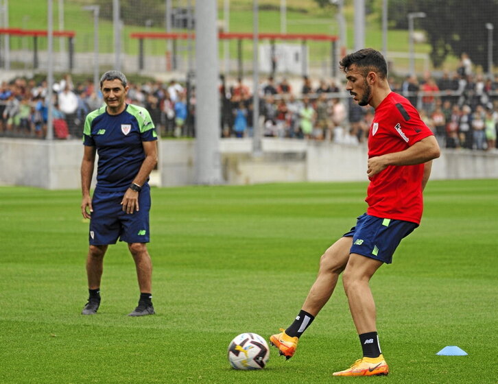 Aitor Paredes junto a Valverde en pretemporada.