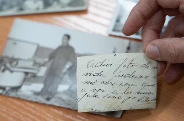 Emotivo mensaje de Julio Metauten para su familia en el reverso de una fotografía. (Jagoba MANTEROLA/FOKU)