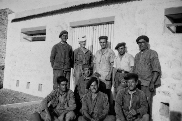 Metauten, en la fila superior en el centro, con otros trabajadores forzosos en Bou Arfa. (Cedida por Maite MAGALLÓN METAUTEN)