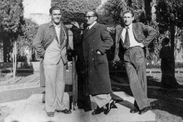 El lizartarra, primero por la izquierda, en Casablanca, tras recuperarse de su paso por el campo y junto a las personas que le ayudaron a regularizar su situación. (Cedida por Maite MAGALLÓN METAUTEN)