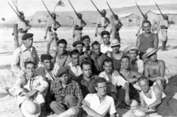 Refugiados en un campo de internamiento en África. En la última fila, el segundo por la derecha, es el navarro Julio Metauten.
