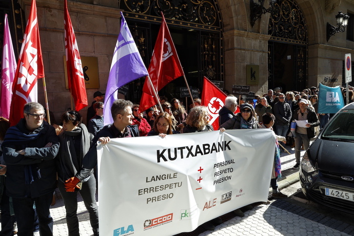 Concentración de los trabajadores de Kutxabank en Donostia.