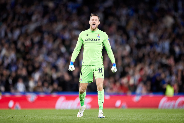 Remiro celebra el gol de su equipo frente al Athletic.