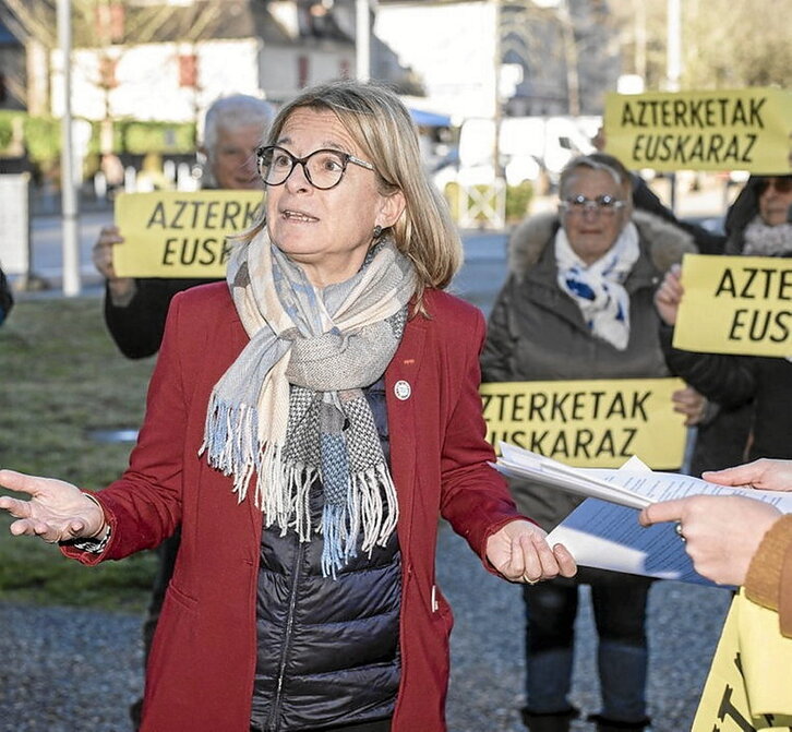 Protesta durante la visita de Anne Basagni-Faure.