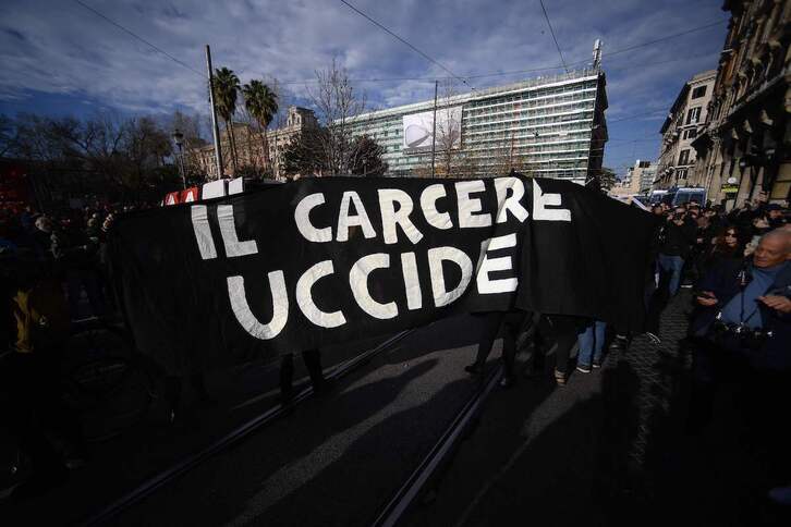 Una protesta de apoyo a Cospito. La pancarta dice «la cárcel mata».