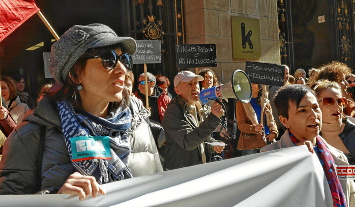 Concentración de los trabajadores de Kutxabank en Donostia.