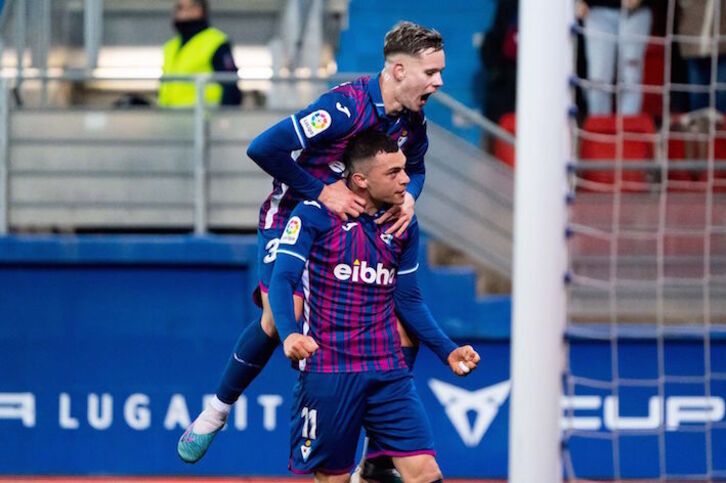 Troncho y Rahmani celebran el gol que adelantaba al Eibar en la primera parte.