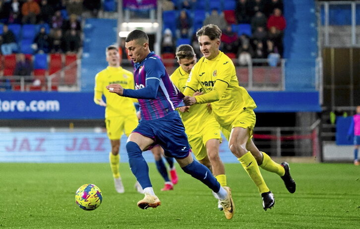 Rahmani, autor del primer gol azulgrana, intenta marcharse de un rival.
