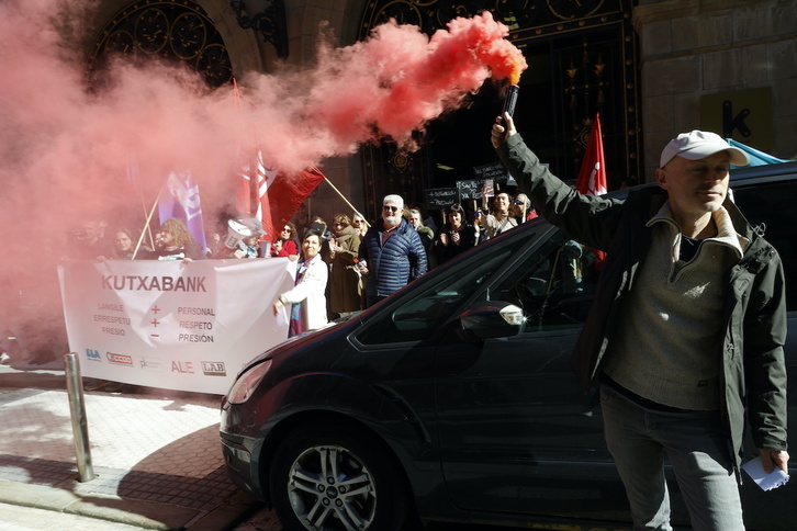 Concentración de trabajadores ante la sede central de Kutxabank en Donostia. 