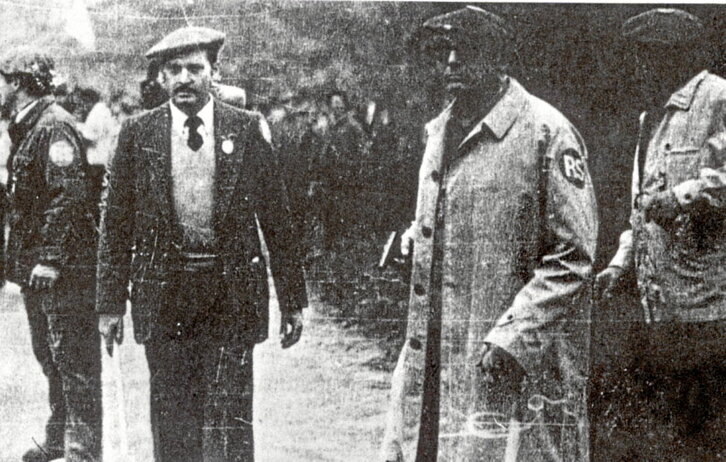 José Luis Marín García-Verde, uno de los mercenarios al que se popularizó como «el hombre de la gabardina», con una pistola en la mano.